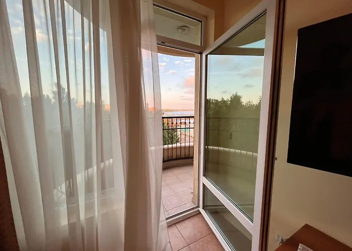 красавиците тъмнокоси Sunset Поморие