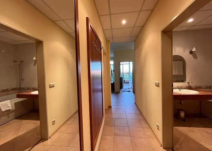 красавиците тъмнокоси Sunset Отель