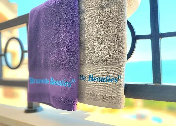 красавиците тъмнокоси Sunset Отель