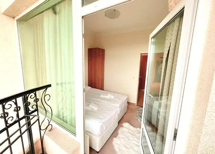 красавиците тъмнокоси Sunset Поморие